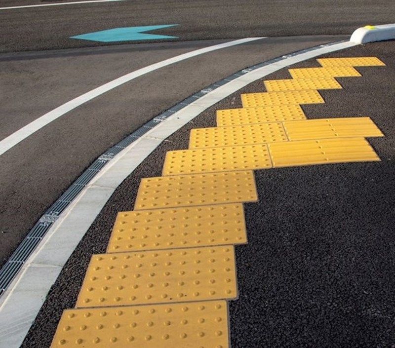 Žute crte na trotoaru za slijepce