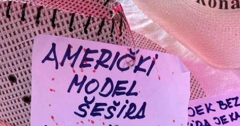 Prizor s jednog buvljaka nasmijao je ekipu na Fejsu, morate vidjeti opis ovih šešira