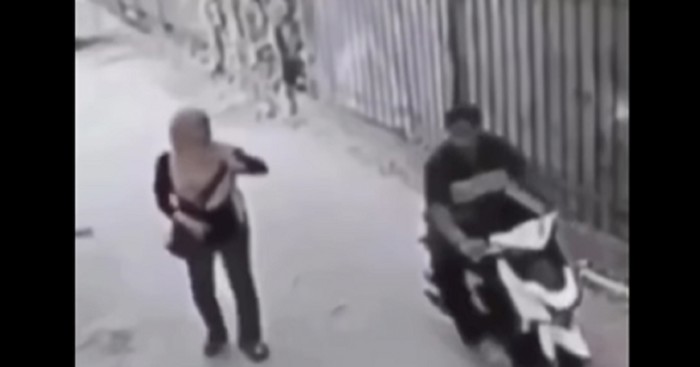 Nadzorna kamera zabilježila je najsmješniji pokušaj pljačke u povijesti. Ovo je teški show!