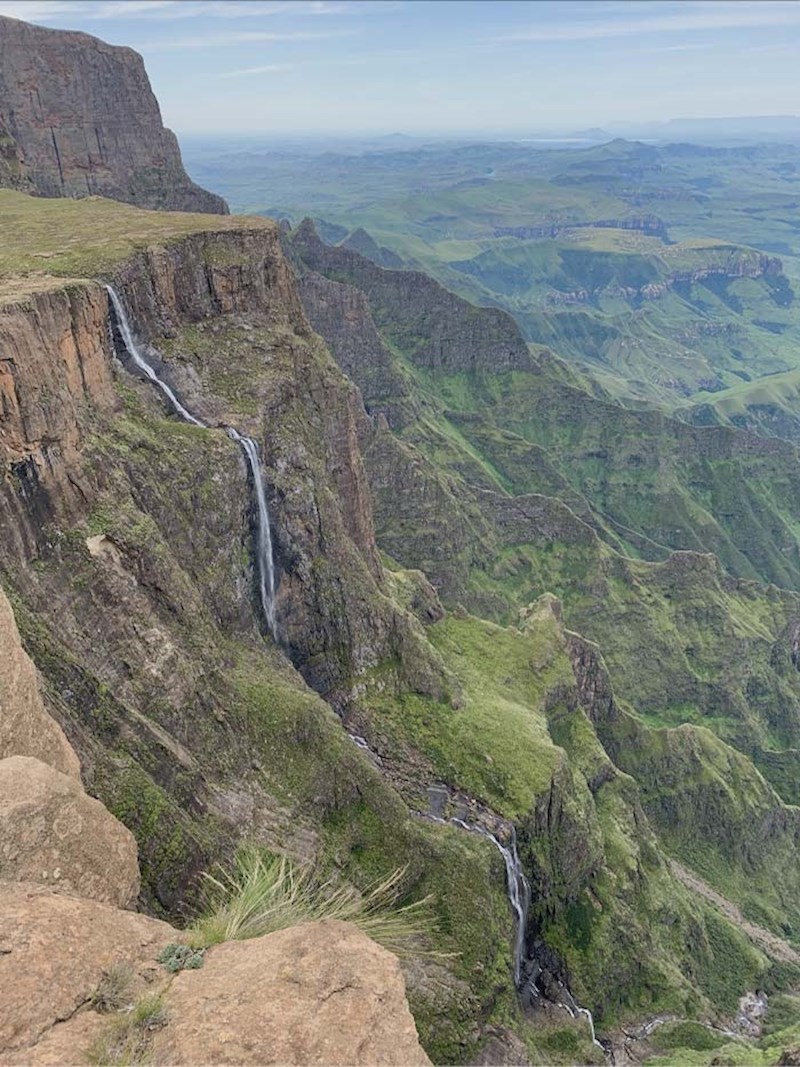 Najviši vodopad na svijetu je Tugela Falls s neprekinutim padom od 411 m i ukupnim padom od 947 m