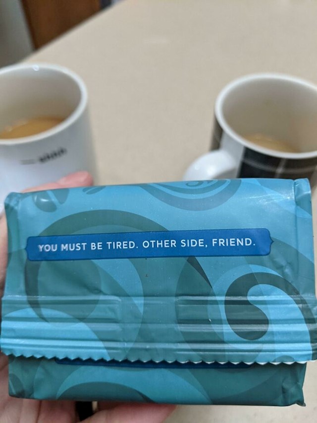 Na dnu vrećice kave piše: "Mora da si umoran. (Otvara se) s druge strane, prijatelju"
