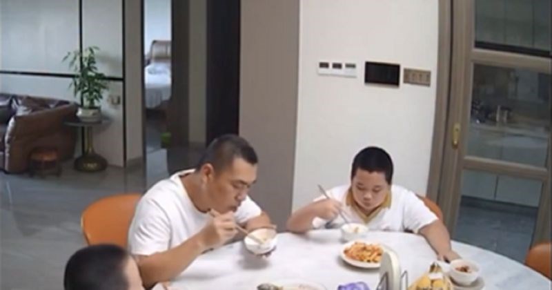 Potres je zatekao ovu kinesku obitelj usred jela, morate vidjeti što je prvo spasio dječak