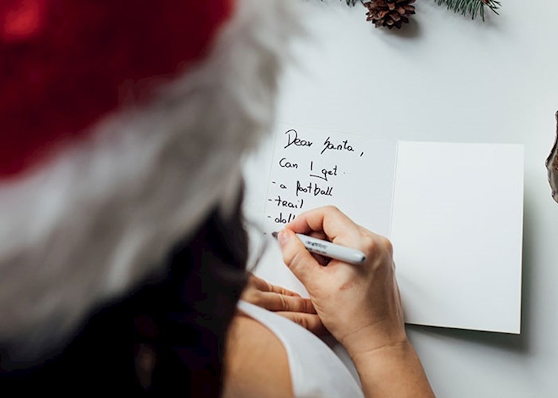 Američka pošta skuplja dječja pisma namijenjena Djedu Mrazu te ih objavljuje u registru želja kojem mogu pristupiti svi građani koji žele uljepšati blagdane drugima!