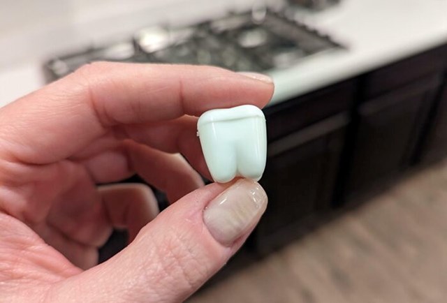 Sinu je u školi ispao zub. Zapakirali su mu ga u plastičnu posudicu u obliku zuba, da ga može ponijeti kući za staviti ispod jastuka!