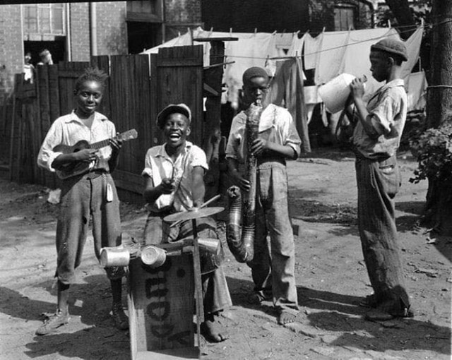 4 dječaka sviraju na ulici, 1928.