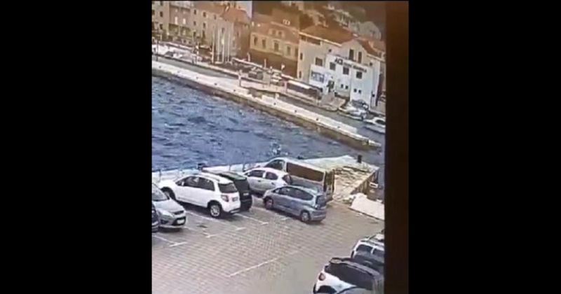 Izlazak ovog auta s parkinga iz sekunde u sekundu pretvara se u sve veću katastrofu, morate vidjeti