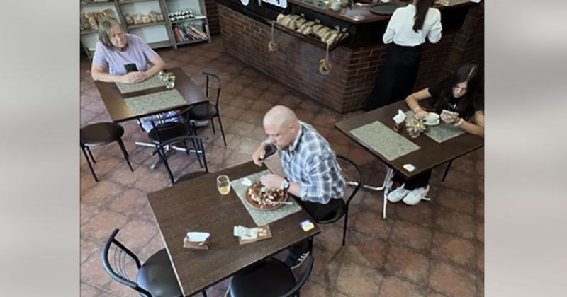 Konobarica je promatrala ženu koja je sjela za tuđi stol pojesti nečije ostatke, snimka slama srca