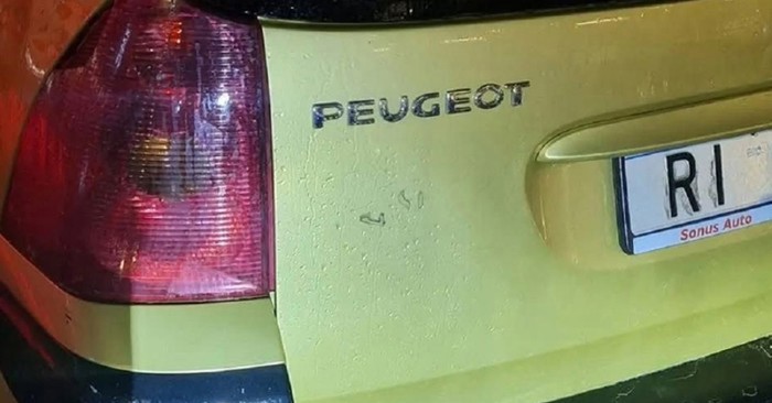 Na autu u Rijeci vozač je ostavio poruku, sad cijela Hrvatska plače od smijeha zbog nezgodnog peha