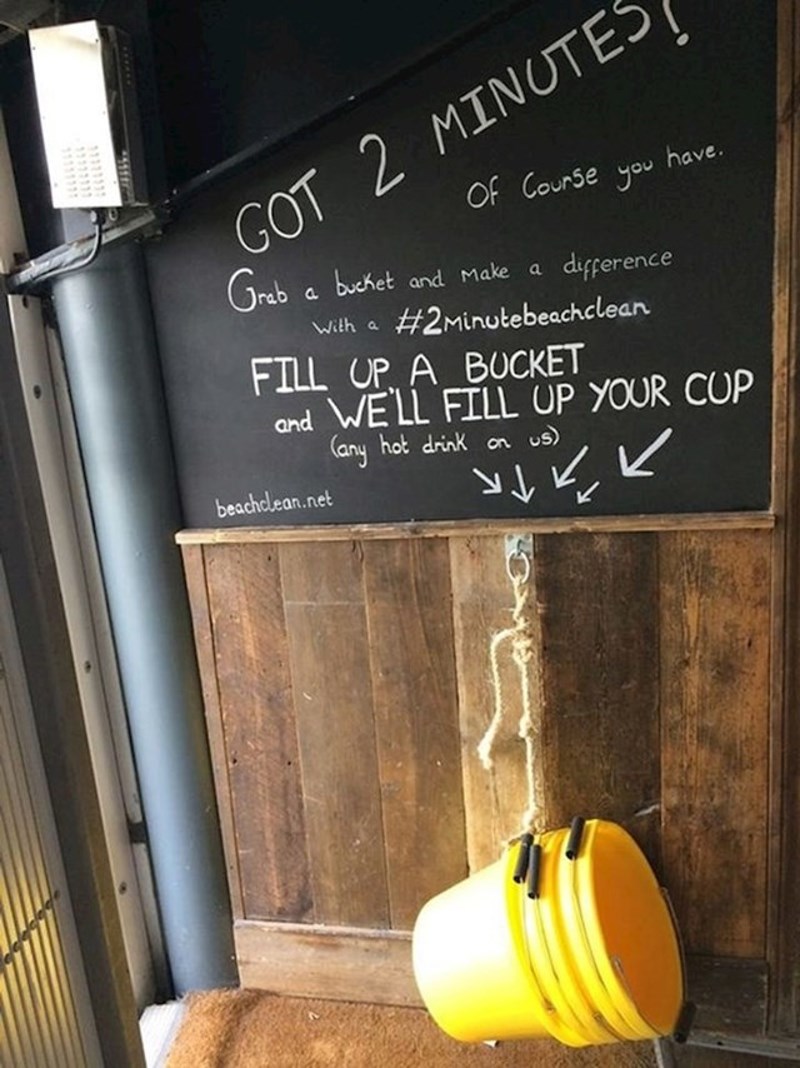 Beach bar nudi besplatno piće ako odvojite nekoliko minuta i prikupite otpad s plaže u ovu kantu!