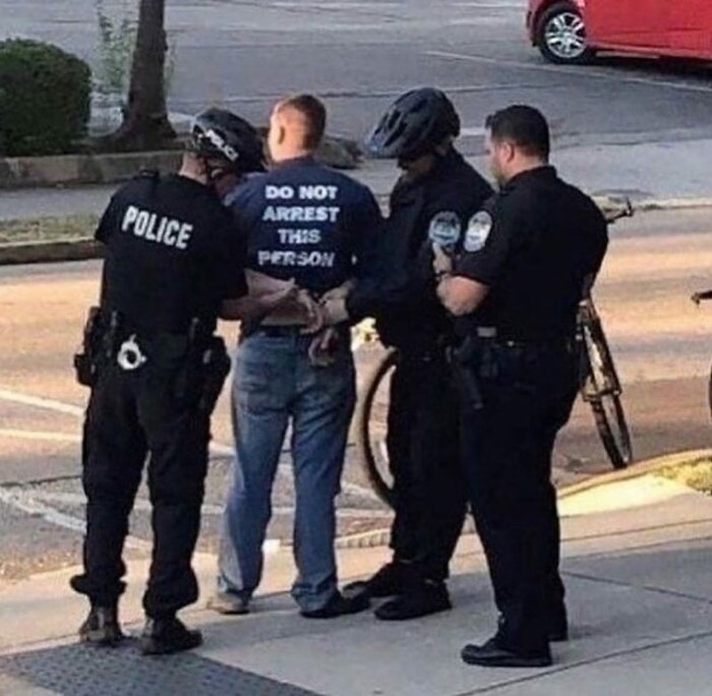 Izgleda da se policija oglušila na natpis na majici. A lijepo ih je zamolio