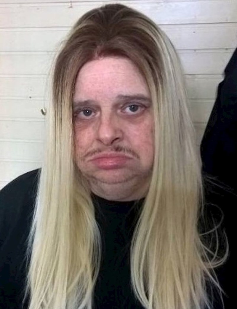 "Naručila sam periku i pitala prodavača da mi je fotka na nekome da vidim kako stoji... Dobila sam ovu fotku"