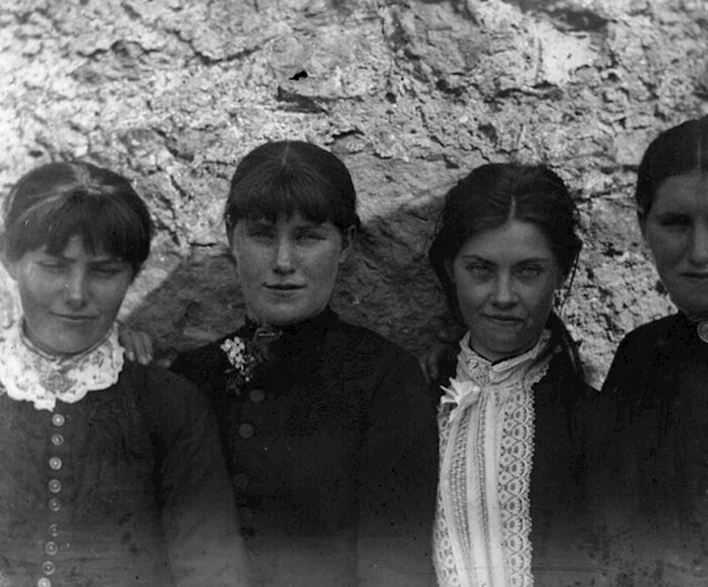 Sestre O'halloran, naoružane motkama i kipućom vodom, branile su se od časnika koji su izbacivali njihovu obitelj tijekom Irskog kopnenog rata, 1889.