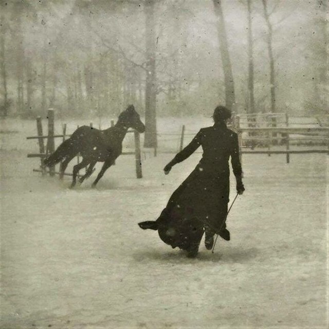 Dama i njezin konj na snježni dan 1899.