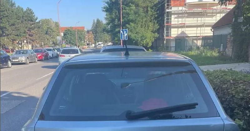 Prezadovoljni vlasnik Škode stavio je natpis na auto i nasmijao sve redom, morate vidjeti