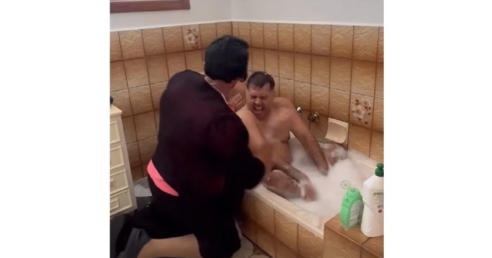 Ovako svaka, ali baš svaka mama kupa djecu- snimka će vam momentalno probuditi traume iz djetinjstva