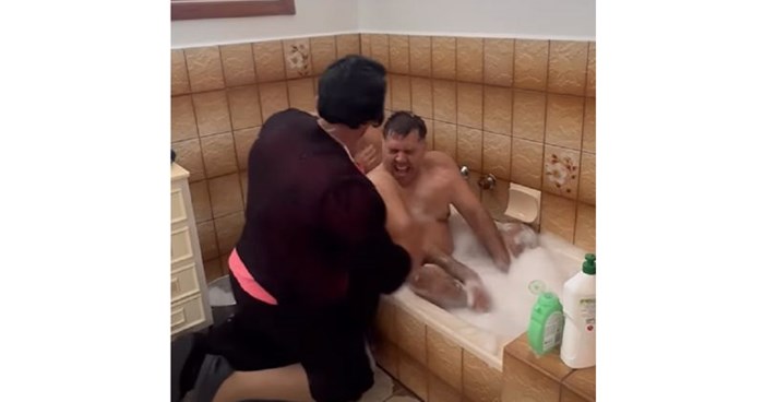 Ovako svaka, ali baš svaka mama kupa djecu- snimka će vam momentalno probuditi traume iz djetinjstva