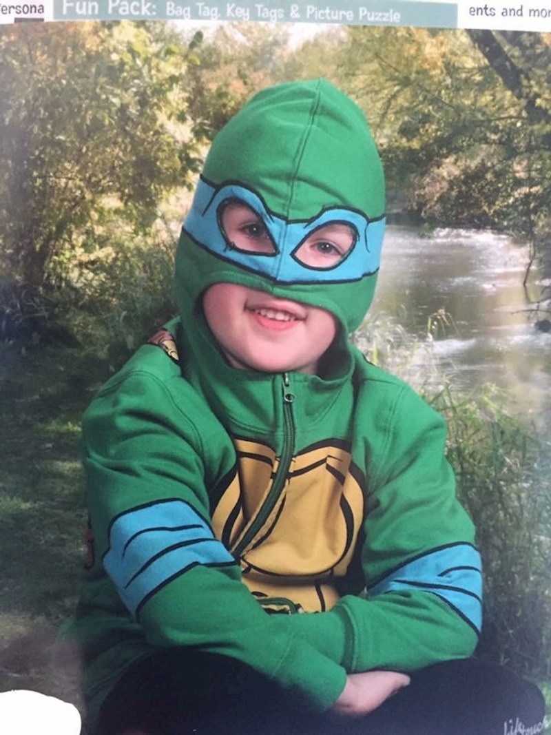 Dopustila sam mu da ide u školu u kostimu, ali pod uvjetom da skine masku za fotografiranje. Naravno da nije to učinio.