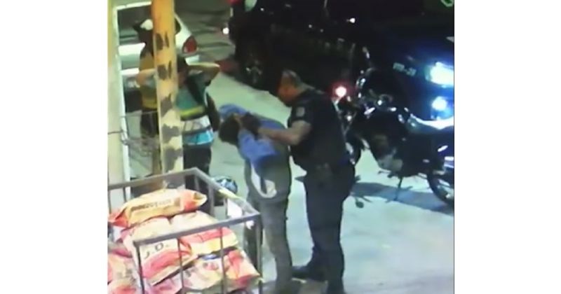 Nadzorna kamera uhvatila je susret policajca i sumnjivca, potez policajca nasmijao je milijune