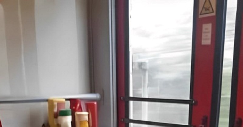Netko je snimio bizaran prizor u vlaku u Poljskoj, što duže gledate u sliku, bit će vam smješnija