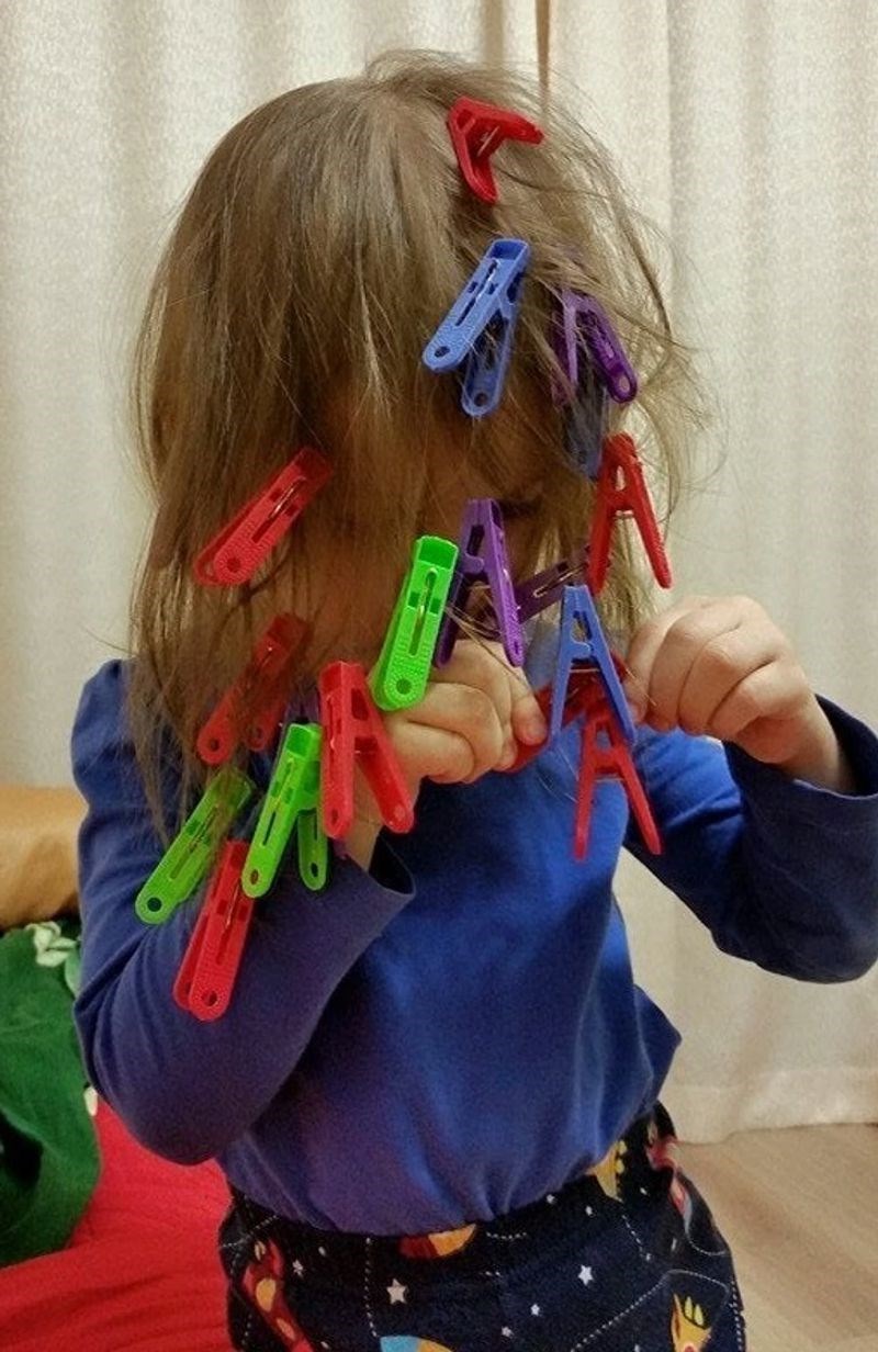 Moja kći šuti 5 minuta. Otišli smo istražiti što se događa.