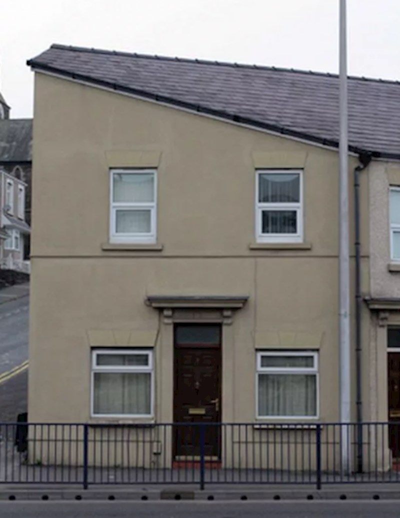 A evo i jedne koja neodoljivo podsjeća na omraženu povijesnu ličnost. Pogađate li o kome se radi?