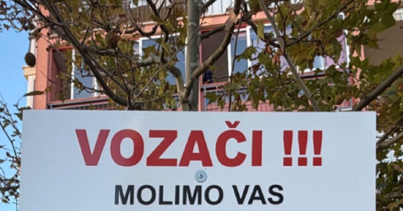 Stanari jedne ulice u Makarskoj uputili su molbu vozačima, ovakva sramota moguća je samo kod nas