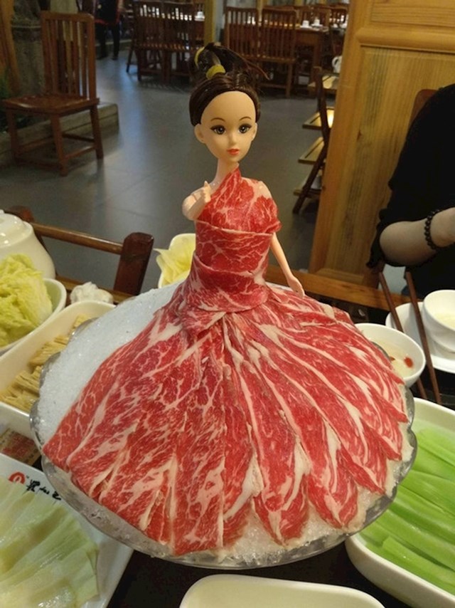 Jedna malo drugačija "torta" s Barbie lutkom