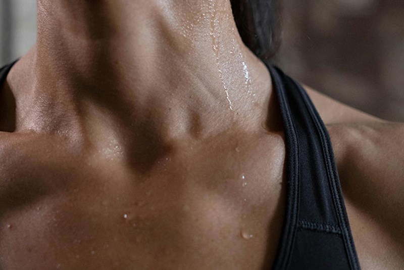 Moj znoj je ekstra kiseo. Žice na gitari koju sviram zahrđaju u tjedan ili dva, a pokvarila sam i 2 prijenosna računala nakon 1 godine korištenja.