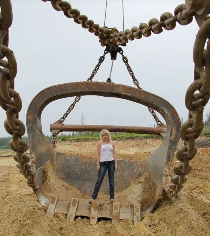 Žena u usporedbi sa žlicom običnog rudarskog bagera