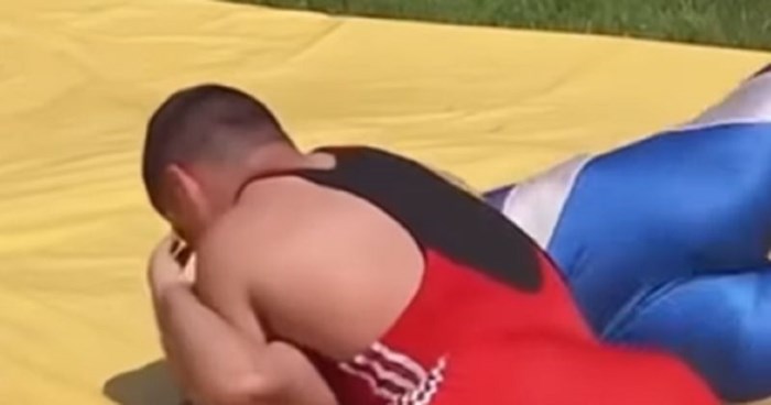 Tip je gubio u hrvačkom meču kada je u teren uletjela njegova baka, video je apsolutni show