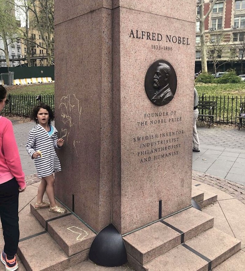 Dijete crta kredom po spomeniku, a mama je stala sa strane i nije reagirala dok je ostali prolaznici nisu prekorili