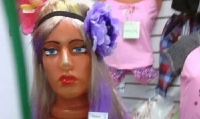 Bizarna lutka u izlogu trgovine u Srbiji hit je na IG-u, morate vidjeti ovaj biser