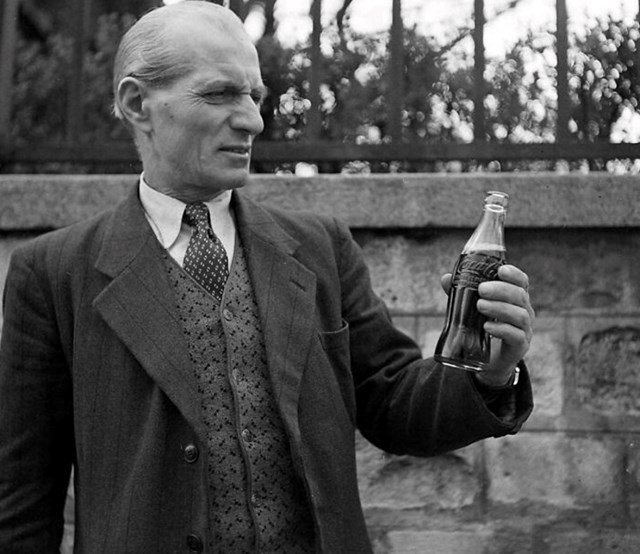 Čovjek koji prvi put kuša Coca Colu, Francuska, 1950.