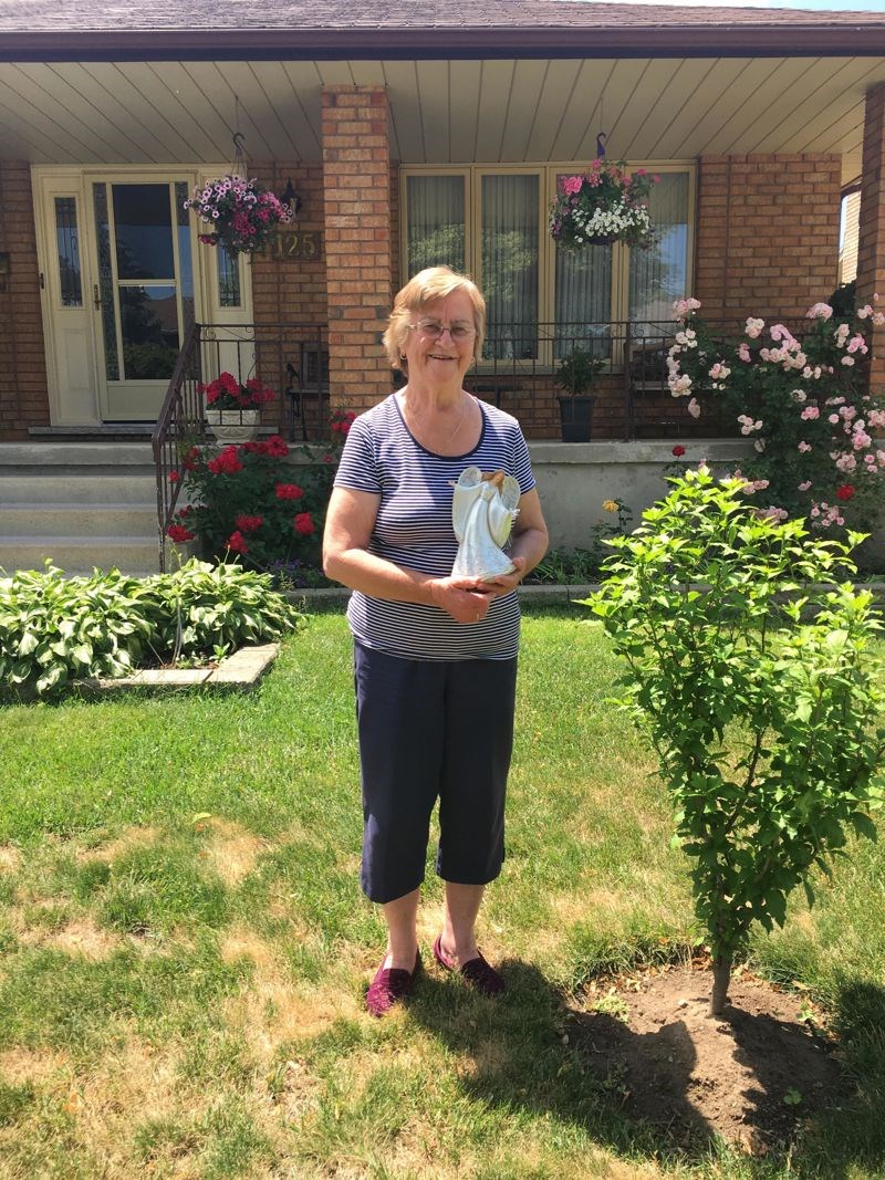 “Anonimni stranac ostavio je ovu statuu anđela kraj cvijeća moje bake u njezinom dvorištu. Nisam je vidio ovako sretnu otkad je moj djed živ!”