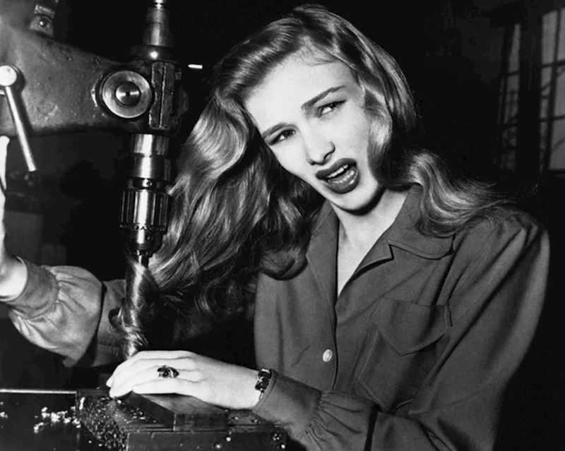 Glumica Veronica Lake s kosom zapletenom u bušilicu, demonstrira potencijalne opasnosti za žene u tvornicama tijekom Drugog svjetskog rata, 9. studenog 1943.