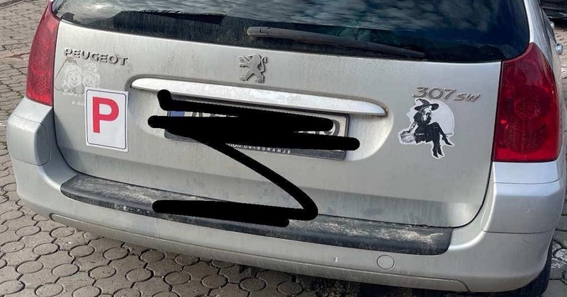 Vozačica iz Tuzle zalijepila je na auto prigodan stih, pogledajte što je poručila vozačima iza sebe