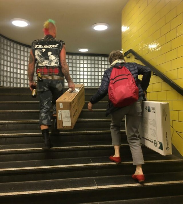 Ovaj panker pomaže ženi nositi teške stvari u berlinskoj podzemnoj