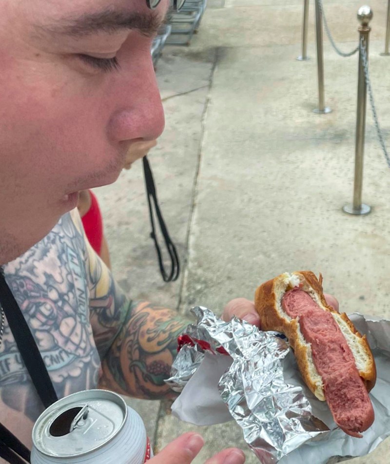 Ha, ako se njemu tako sviđa, tko smo mi da sudimo...