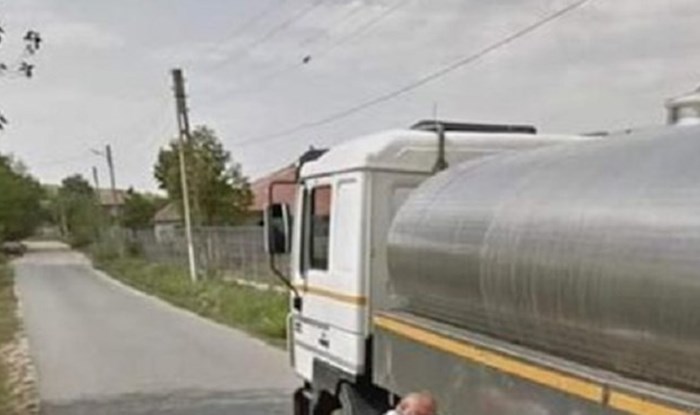 Bizaran prizor iz Rumunjske- Googleova kamera uhvatila je tipa u "akciji" i sada je hit na Fejsu