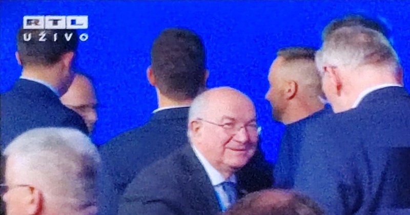 U izbornoj noći tip je fotkao urnebesnu slučajnost u HDZ-ovom stožeru, prizor je teški hit