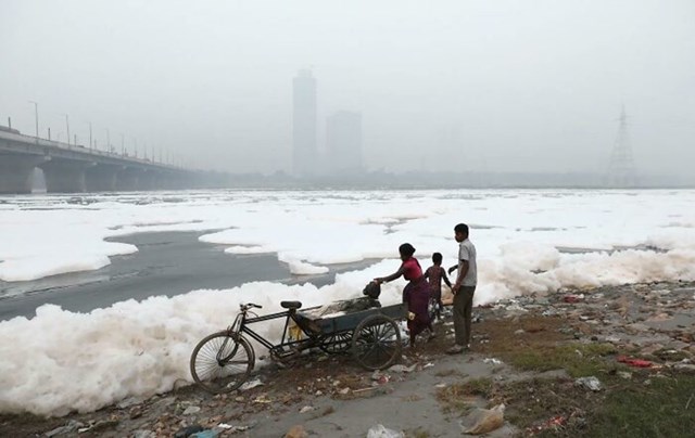 Smog na rijeci u New Delhiju - Ne, to nije led na vodi