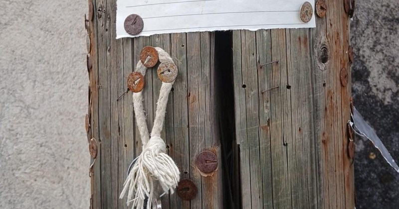 Poruka na stupu u Vodicama nasmijala je ekipu na Fejsu, mnoge je namučila jedna riječ