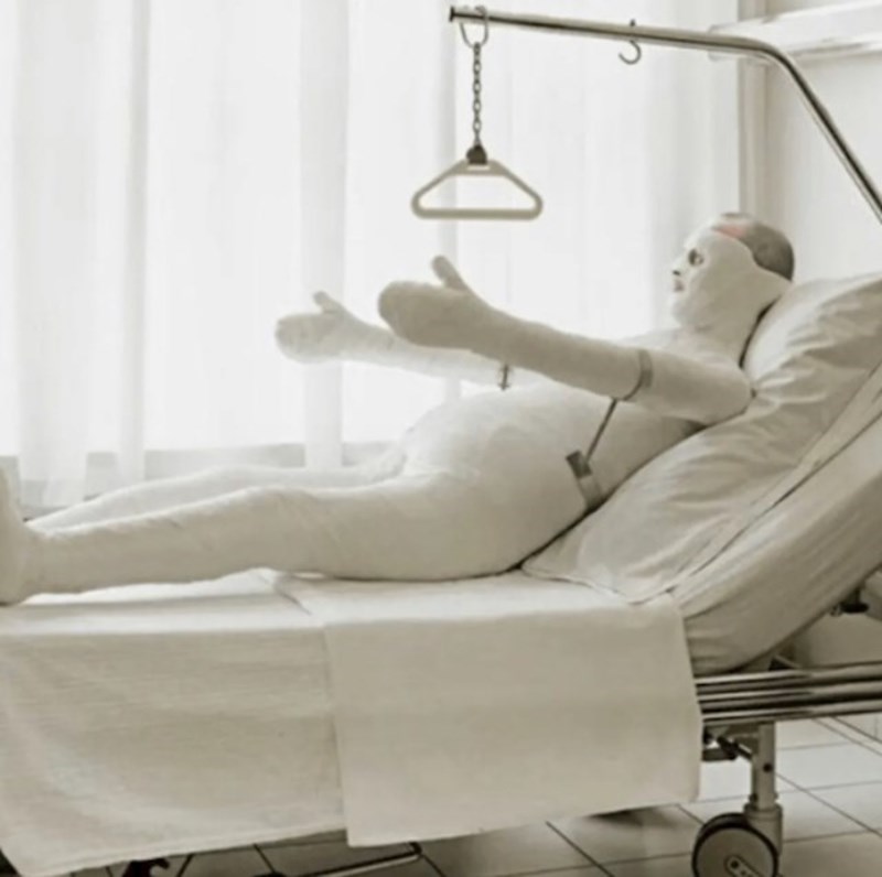 Reklama za biciklističku kacigu- primijetite da je sve u gipsu osim dijela glave kojeg ona štiti