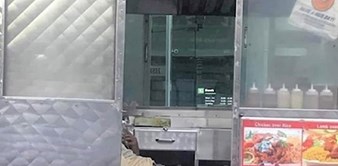 Netko je slikao radnika fast food kioska i otkrio odvratnu stranu pripreme ulične hrane