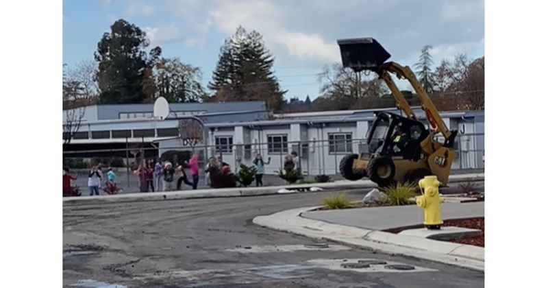 Bagerist je izvodio trikove i priuštio ovoj djeci dan za pamćenje, snimka će vam uljepšati dan