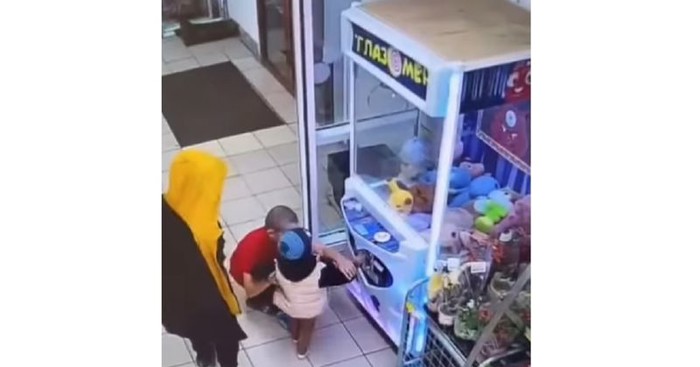 Nadzorna kamera shopping centra snimila je bizarnu pljačku, snimka će vas zgroziti na više razina