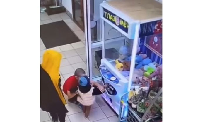 Nadzorna kamera shopping centra snimila je bizarnu pljačku, snimka će vas zgroziti na više razina