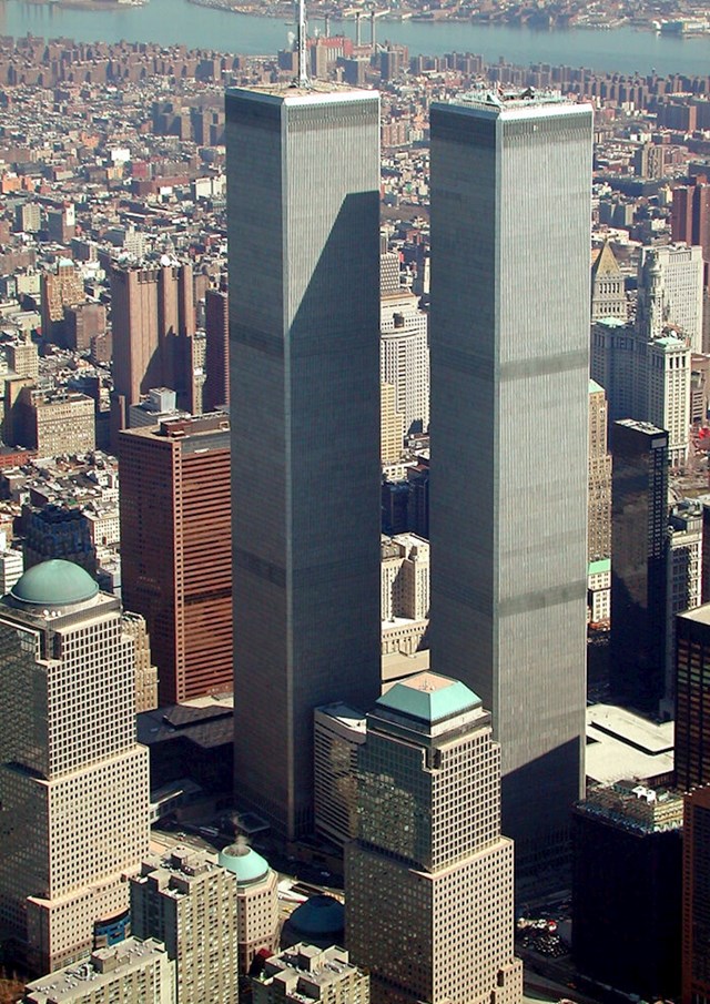 Vjeruje se da je više od 300 ljudi skočilo sa Svjetskog trgovačkog centra 11. rujna. Jedno od tijela koje je palo usmrtilo je vatrogasca na mjestu događaja.