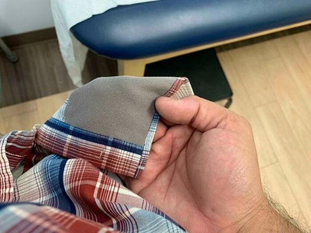 S unutrašnje strane košulje postoji komadić tkanine od mikrovlakana za brisanje naočala
