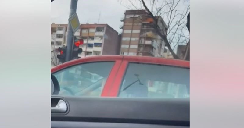 Susret automobila na semaforu u Splitu izazvao je salve smijeha na Fejsu, morate vidjeti ovaj hit